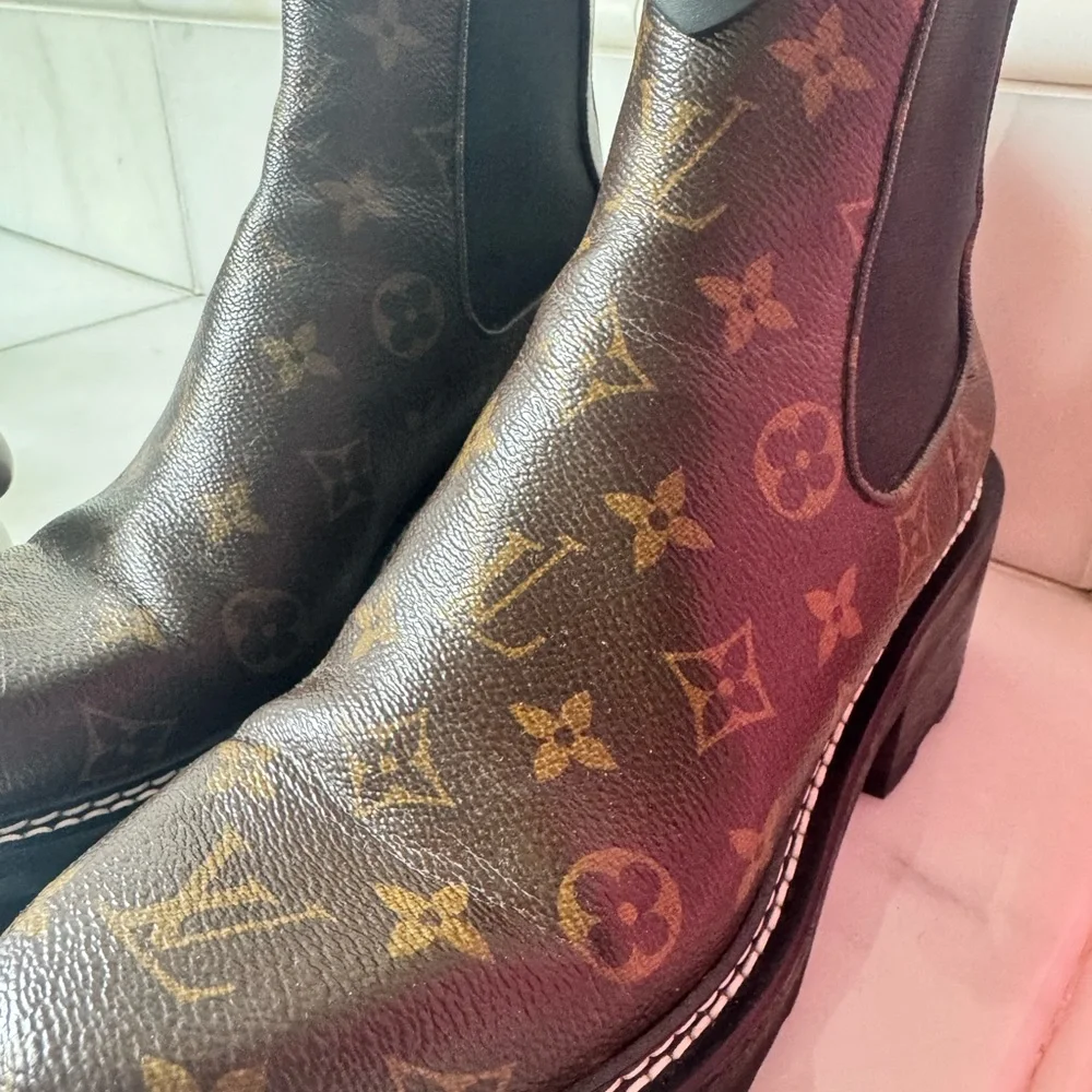 Louis Vuitton Laureate Chelsea Boots Monogram – 39/8.5 RARE & Discontinued 🦄 - Picture 2 of 9